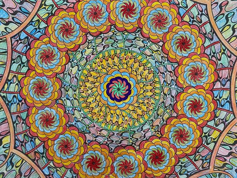 Ein buntes, symmetrisches Mandala-Muster mit spiralförmigen und blütenartigen Elementen.