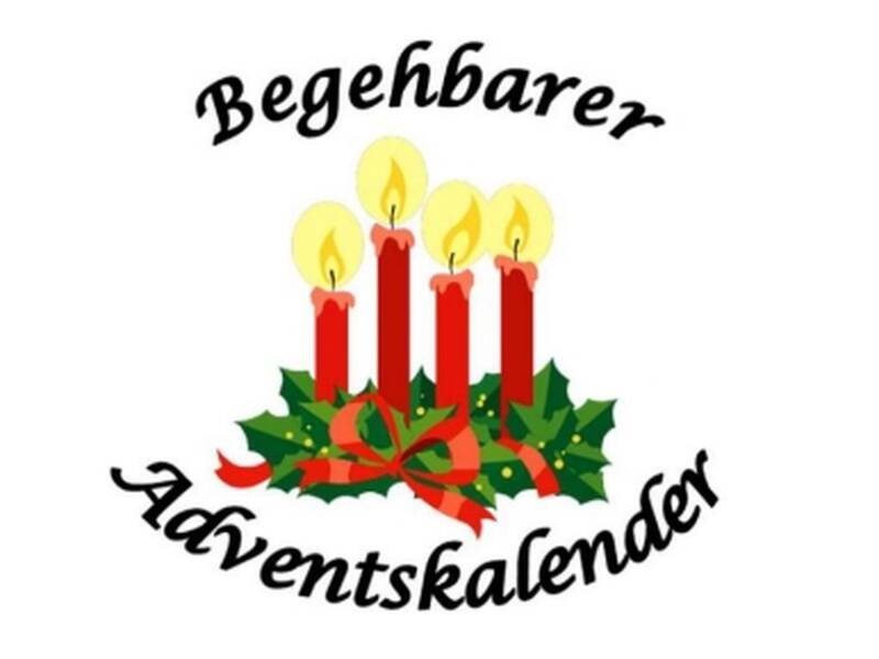 Vier brennende rote Kerzen sind von Stechpalmenblättern und einer roten Schleife umrahmt, mit dem Text "Begehbarer Adventskalender" darüber und darunter.