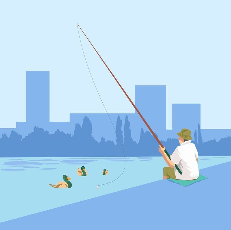 Ein Angler sitzt am Ufer eines Gewässers mit einer Angel, während drei Enten im Wasser schwimmen, und die Silhouette einer Stadt ist im Hintergrund sichtbar.